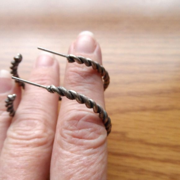 Silver tone TWISTED Ridged Etched Hoop Earrings 1.5" Stud post Retro 80's style - Picture 4 of 6